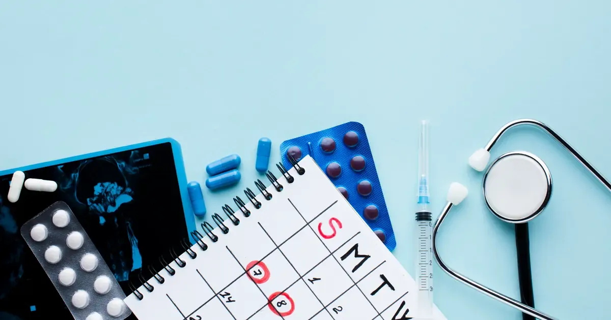 Calendário marcando datas importantes do fim de 2026 para uma clínica médica em São Paulo