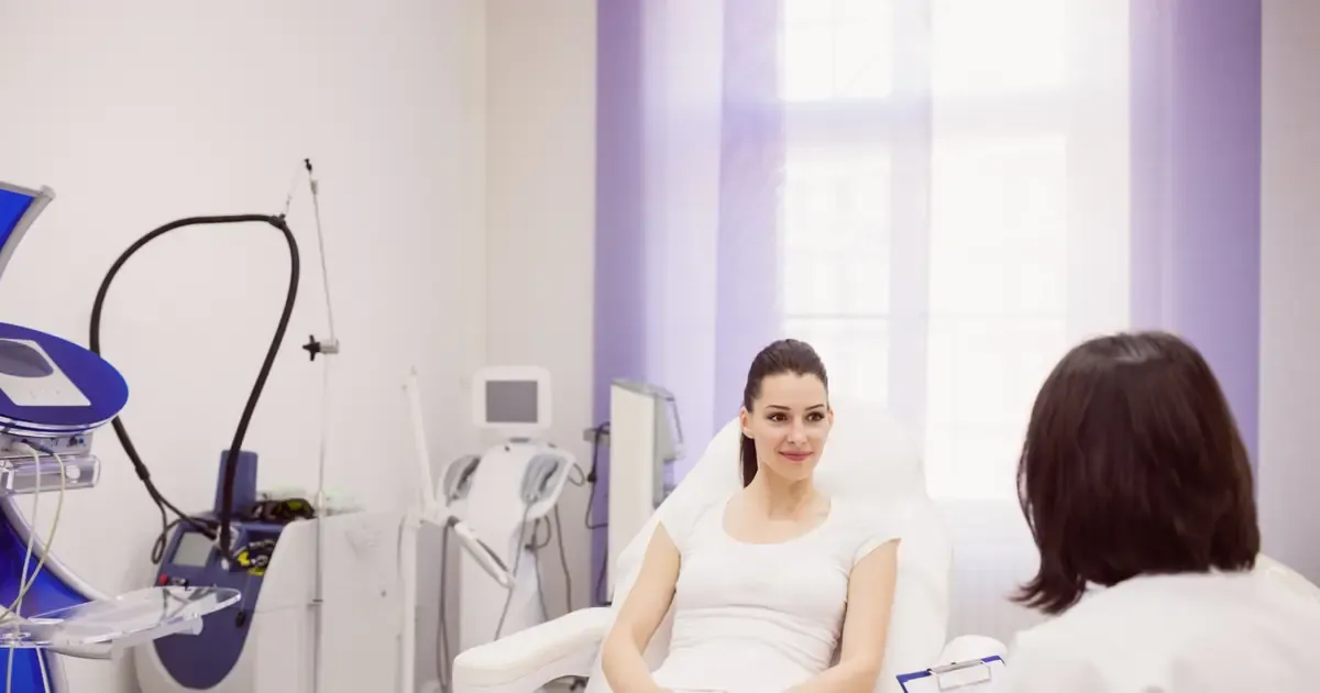 Médica dermatologista atendendo paciente em Osasco no ano de 2026, ilustrando a separação de receitas de saúde e estética