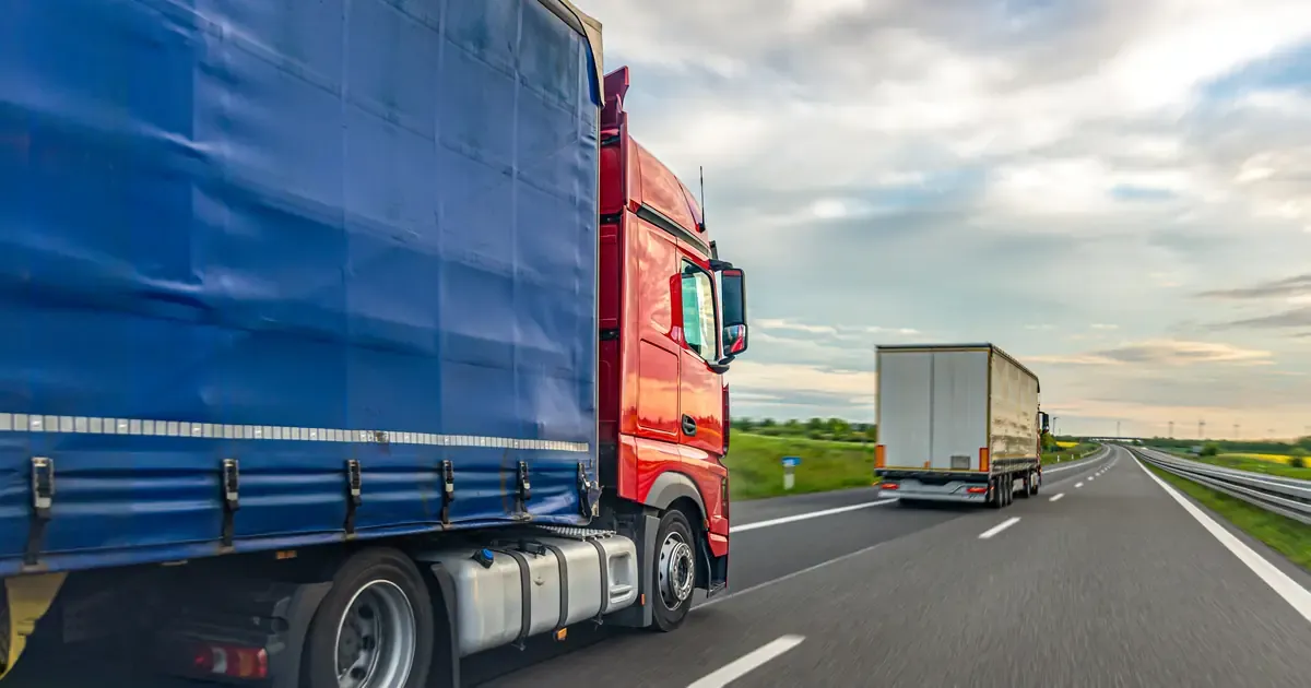 Caminhão de carga cruzando divisa estadual em rodovia, representando a mudança do IBS para o destino na Reforma Tributária de 2027